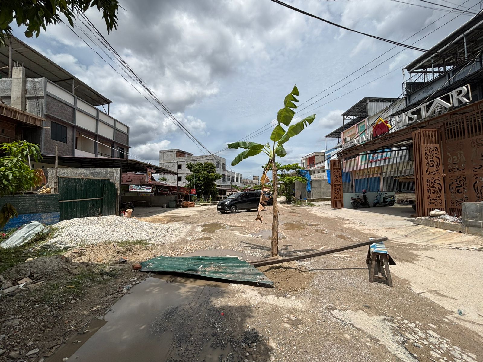 Puluhan Tahun Rusak Tak Diperbaiki, Jalan di Pekanbaru Ditanami Pohon Pisang oleh Warga