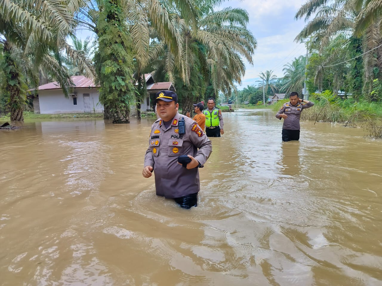 Kapolsek Kunto Darussalam Rohul Turun ke Lokasi Banjir Sekaligus Sosialisasi Pemilu