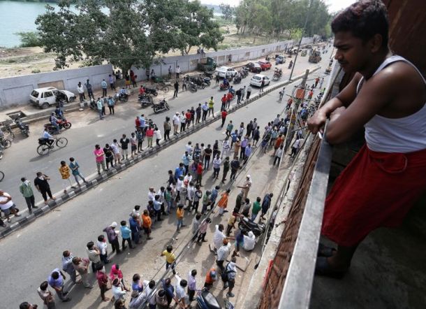 Pembatasan Dilonggarkan, 500-an Warga India Antre Beli Miras Sebelum Dibubarkan Polisi