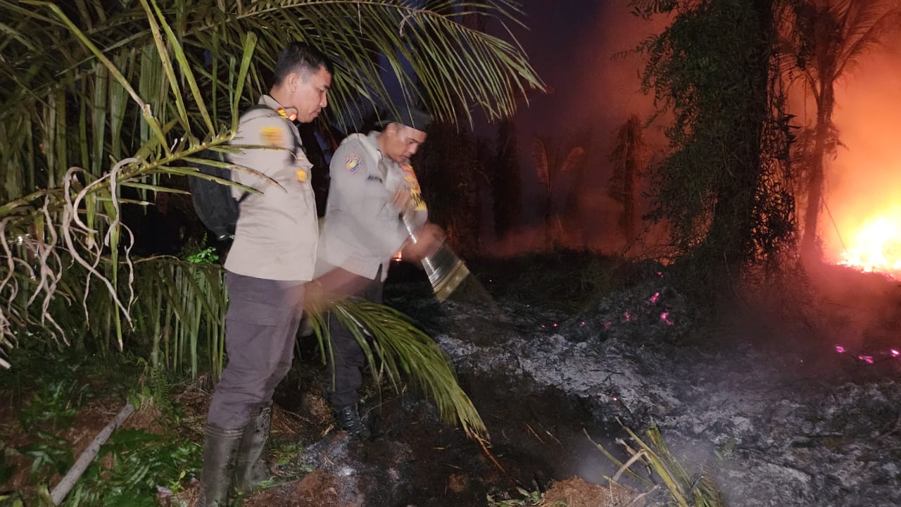 4 Hari Kapolsek Kempas Padamkan Kebakaran Lahan Siang dan Malam