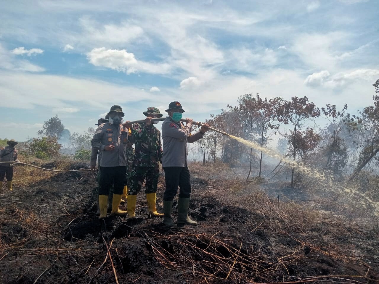 Water Bombing dan Modifikasi Cuaca Dikerahkan untuk Padamkan Karhutla di Rohil