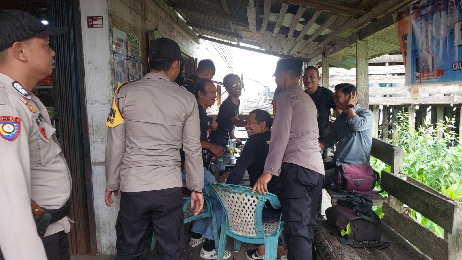 Polsek Batang Tuaka Melaksanakan Patroli di Pasar Sungai Piring untuk Menjaga Situasi Aman Jelang Pemilu 2024