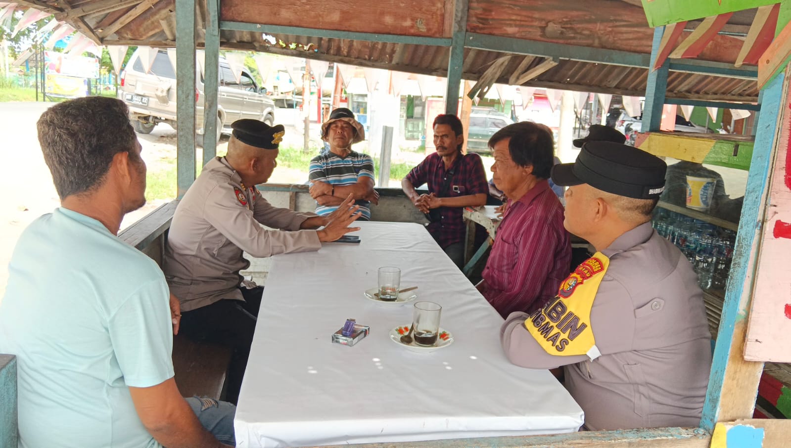 Polsek Mandau Gaungkan Pilkada Damai Lewat Sosialisasi di Warung Kopi