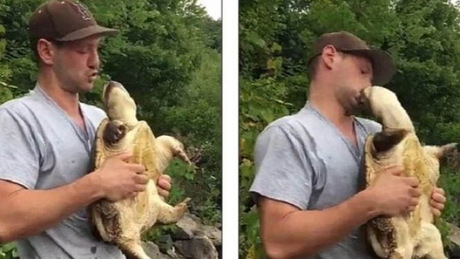 Coba Cium Kura-kura, Pria Ini Dapatkan Gigitan yang Menyakitkan