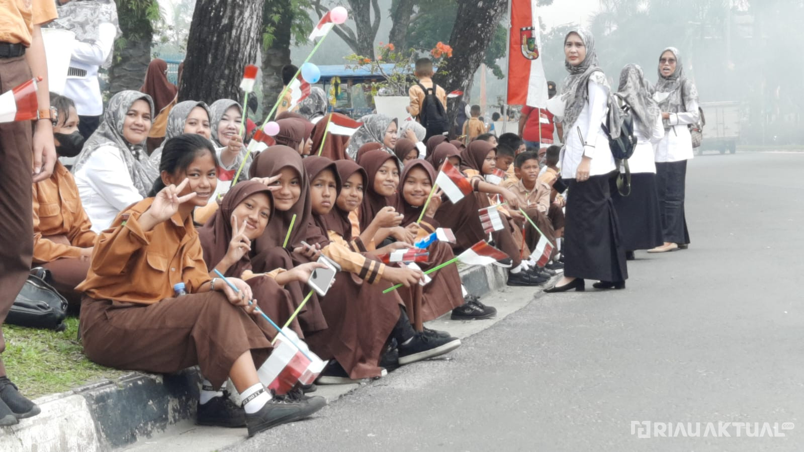 Ratusan Pelajar di Pekanbaru Sambut Kedatangan Presiden Jokowi