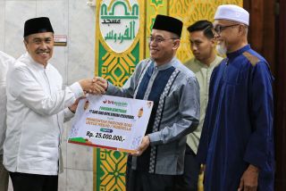 Safari Ramadhan di Masjid Al-Firdaus, Gubri Syamsuar Serahkan Bantuan untuk Masyarakat