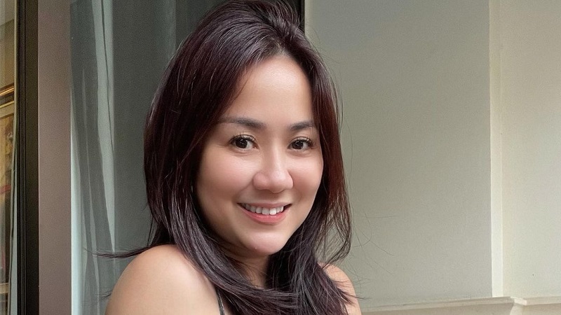 Tante Ernie Kenakan Dress Senyum Menggoda, Netizen: Gak Bisa Bobo Deh!