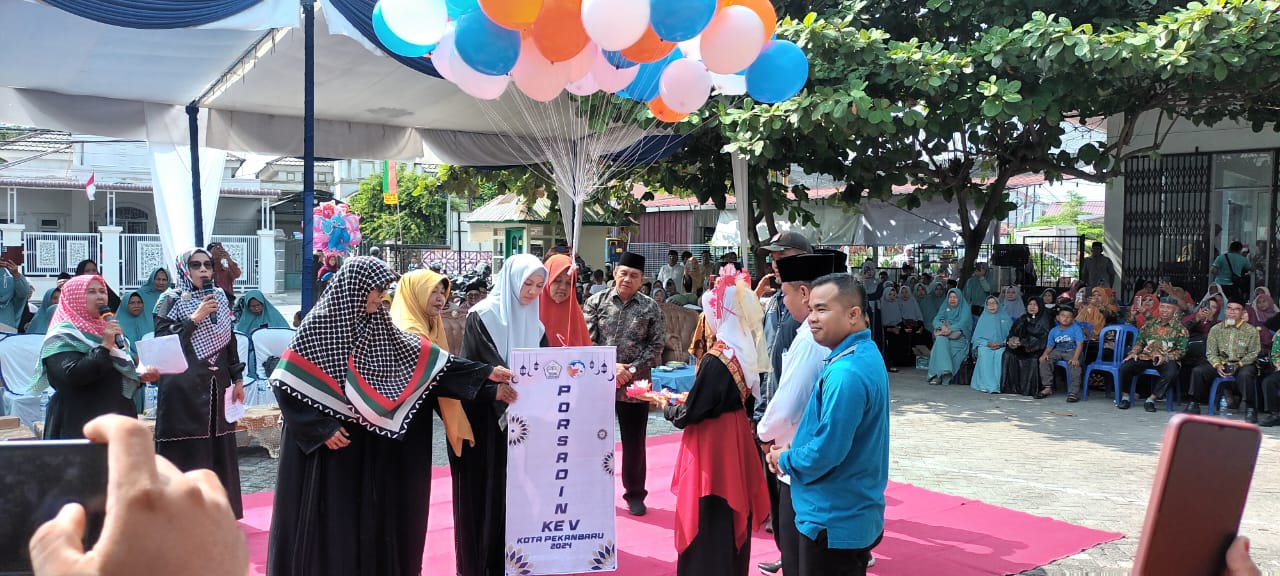 Hj Sulatri dan Ketua Tim AMAn Buka PORSADIN ke-V, Komitmen Tingkatkan Kesejahteraan Guru Diniyah