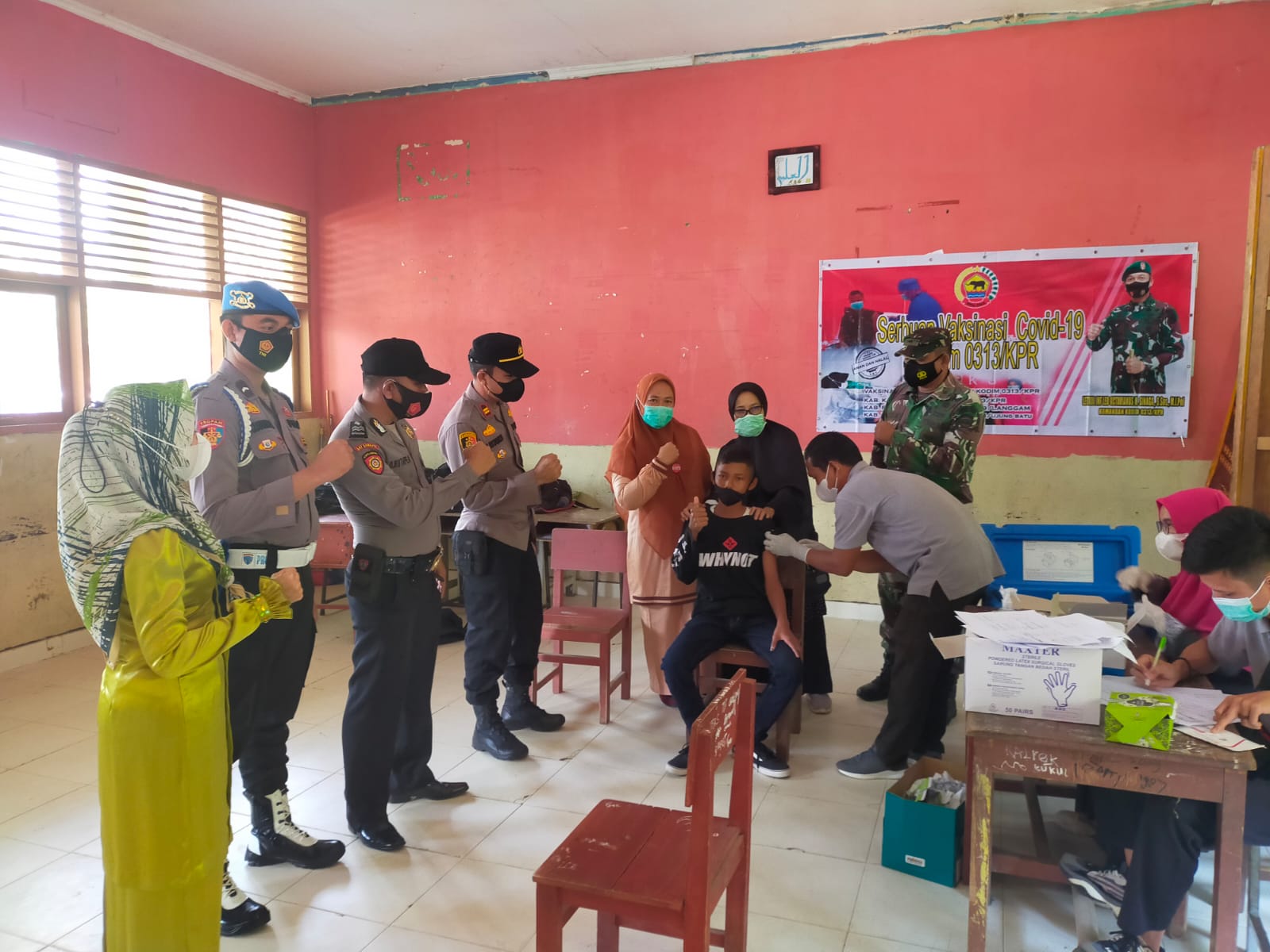Polsek Pangkalan Lesung Dampingi Pelaksanaan Vaksinasi TNI di Sekolah