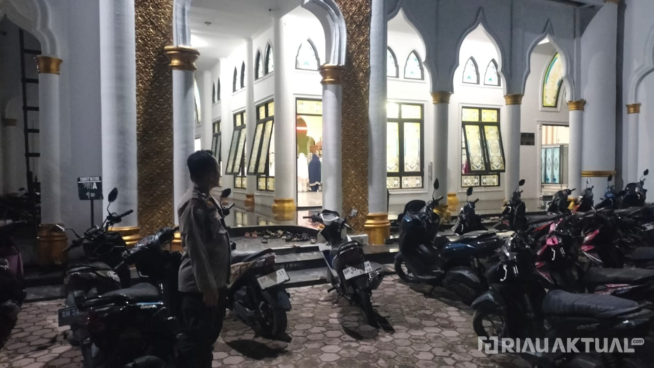 Polsek TPTM Jaga Keamanan Salat Tarawih di Masjid Syekh Kualo Rokan Rohil