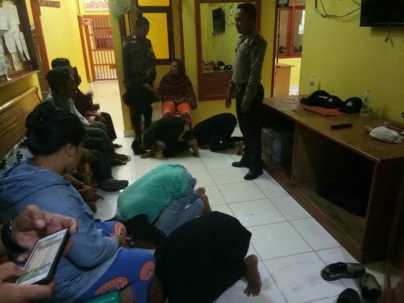 Ketangkap Ngelem, Lima Remaja di Rohil Ini Sujud Dikaki Orang Tuanya di Kantor Polisi