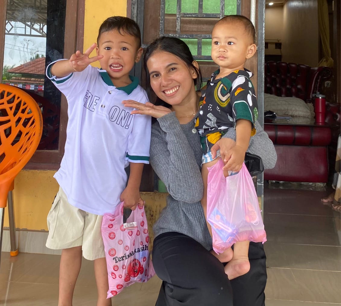 Senandung Bahagia, Petugas MBG Hibur Balita dengan Gitar Saat Salurkan Makanan