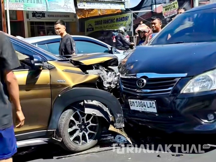 Dua Mobil Adu Kambing di Jalan Srikandi Pekanbaru