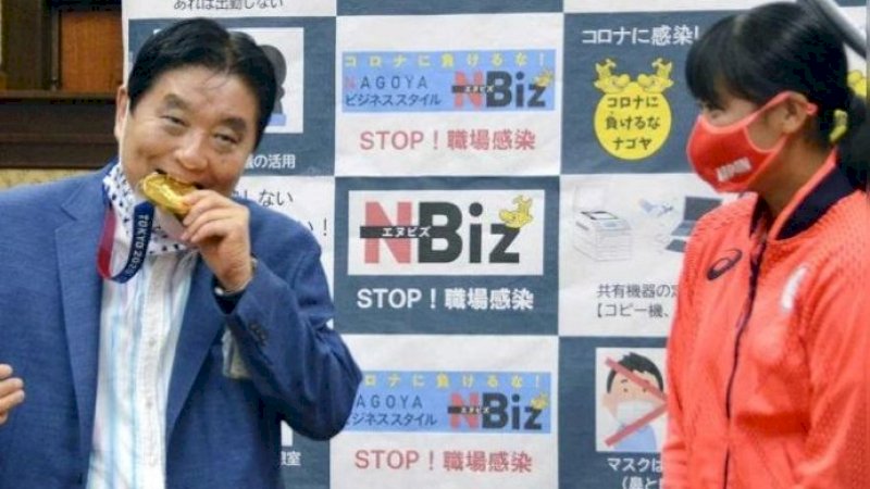 Medali Emas Atlet Ini Akan Digantikan Komite Olimpiade Internasional Usai Digigit Wali Kota