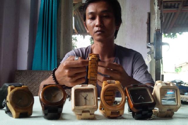 Kreatif, jam tangan berbahan kayu dari Banyuwangi