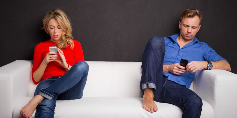 Kecanduan Gawai Jadi Penyebab Pernikahan Tak Harmonis