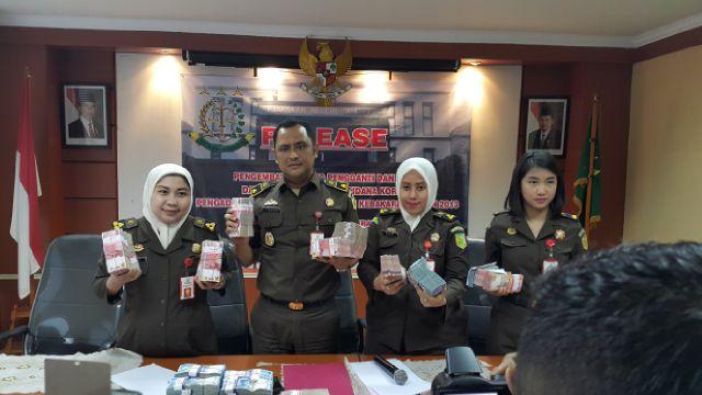Kejari Tangerang terima uang pengganti denda tiga terpidana kasus pengadaan mobil tangga pemadam