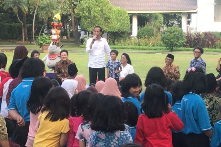 Saat Anak Bernama Akar Menangis di Depan Jokowi...