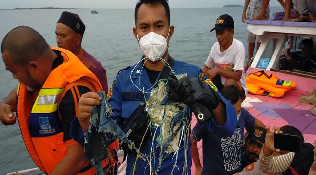 Video Penemuan Benda Diduga Serpihan Pesawat Jatuh di Kepulauan Seribu