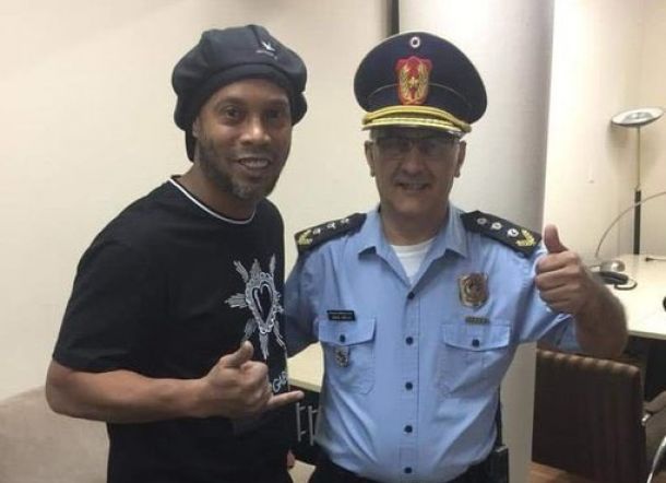 Ditangkap Karena Dokumen Palsu, Ronaldinho Layani Polisi Yang Minta Berfoto