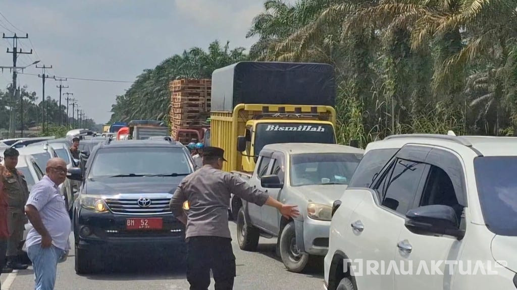 Mobil Dinas Terobos Macet di Pekanbaru, Warga Geram