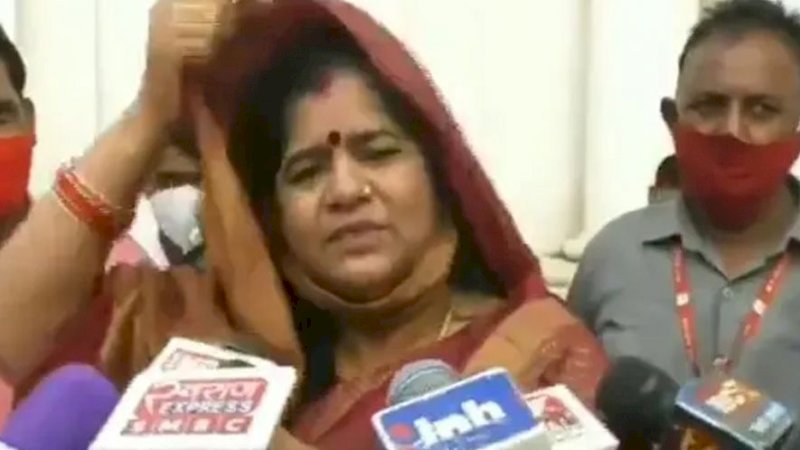 Menteri di India Klaim Kebal Covid-19 karena Lahir di Kotoran Sapi