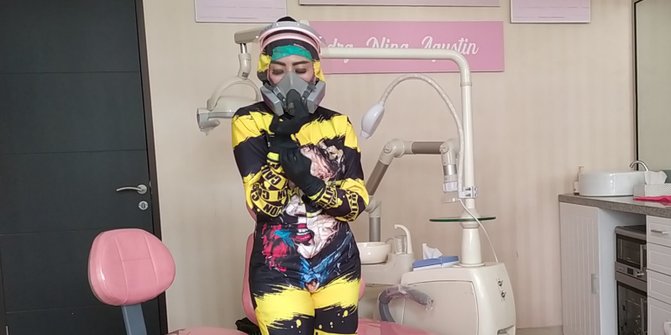 Baju Hazmat Dokter Gigi Nina Agustin Curi Perhatian Pasien