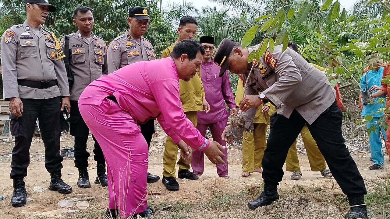 Polsek Bangko Pusako Kampanyekan Green Policing, Tanam 20 Bibit Pohon di SMAN 3