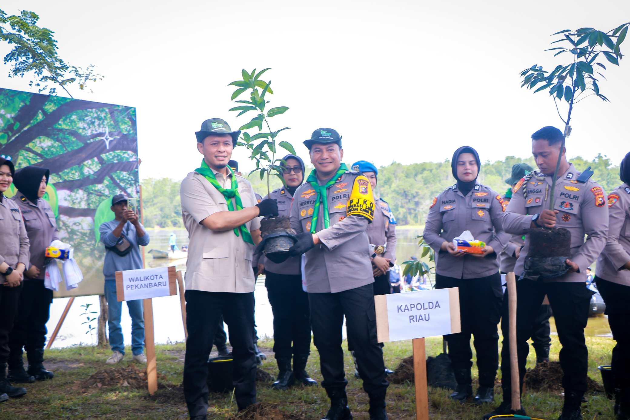 Komitmen Wujudkan Pekanbaru Hijau, Wako Agung Ikut Tanam 21.000 Bibit Pohon