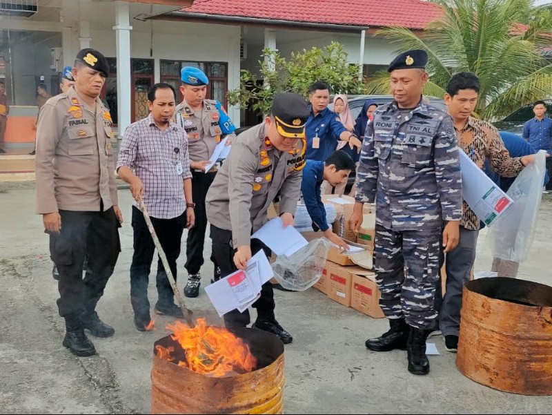 Ribuan Surat Suara Rusak Dimusnahkan di Rohil, Wakapolres: Agar Tak Disalahgunakan