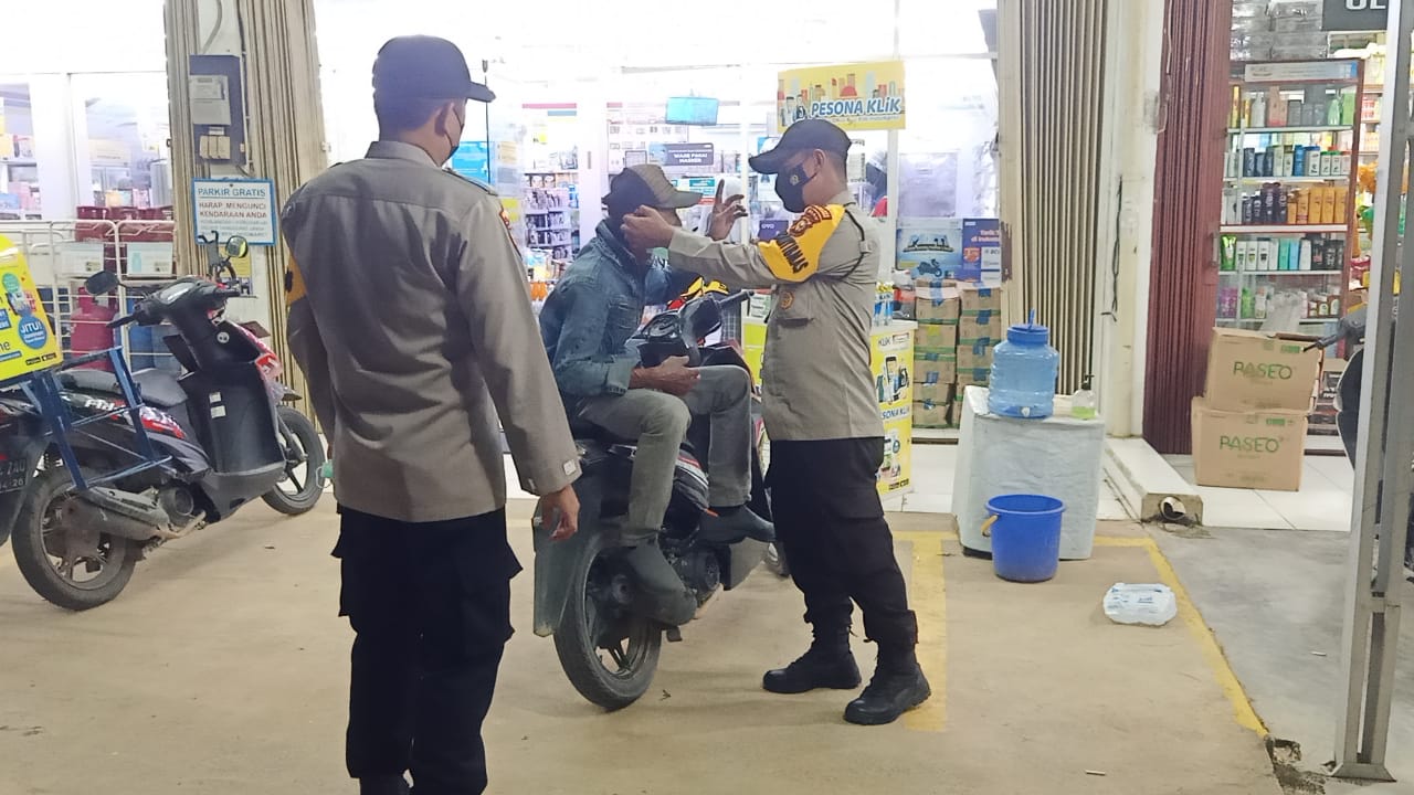 Disela Imbau Prokes, Polsek Pangkalan Lesung Bagikan Masker Gratis