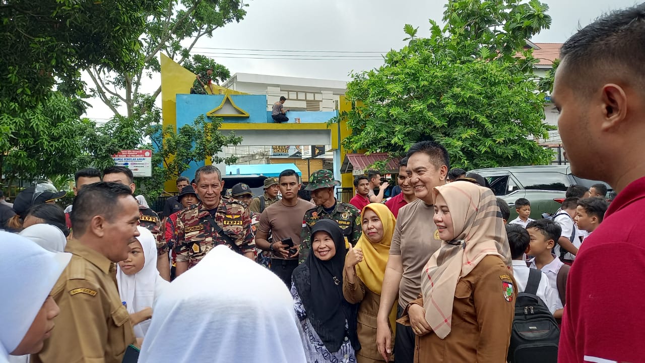 Peringati Hardiknas, Kapolda Riau dan Danrem 031/WB Kunjungi Sekolah di Pekanbaru