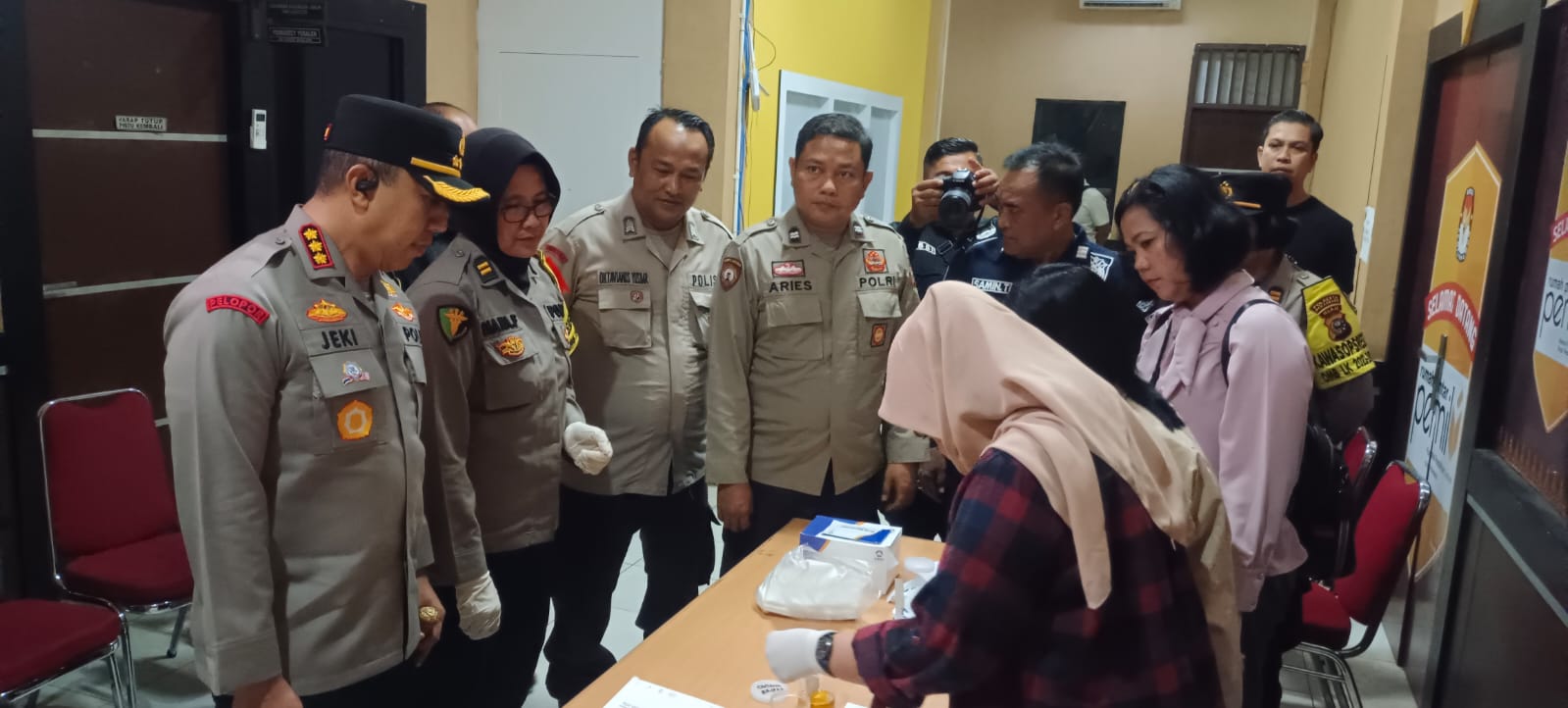 Demi Kelancaran Pemilu, Polresta Pekanbaru Tes Urine Petugas Jaga KPU
