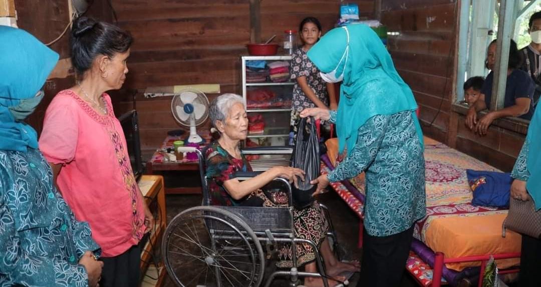 Peduli di Bulan Ramadhan, Istri Bupati Siak Berbagi Sembako Dengan Kaum Dhuafa
