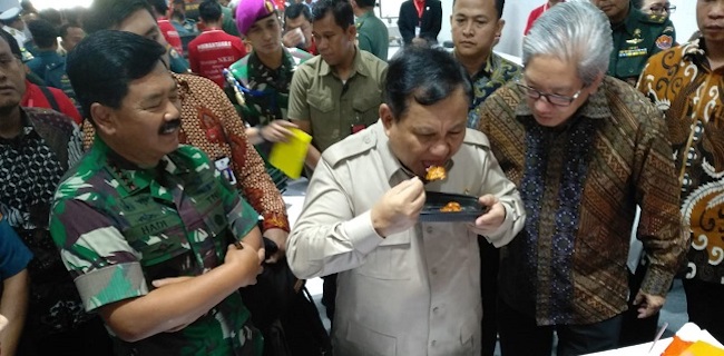 Belum Sarapan, Menhan Prabowo Lahap Cicipi Ransum Tentara