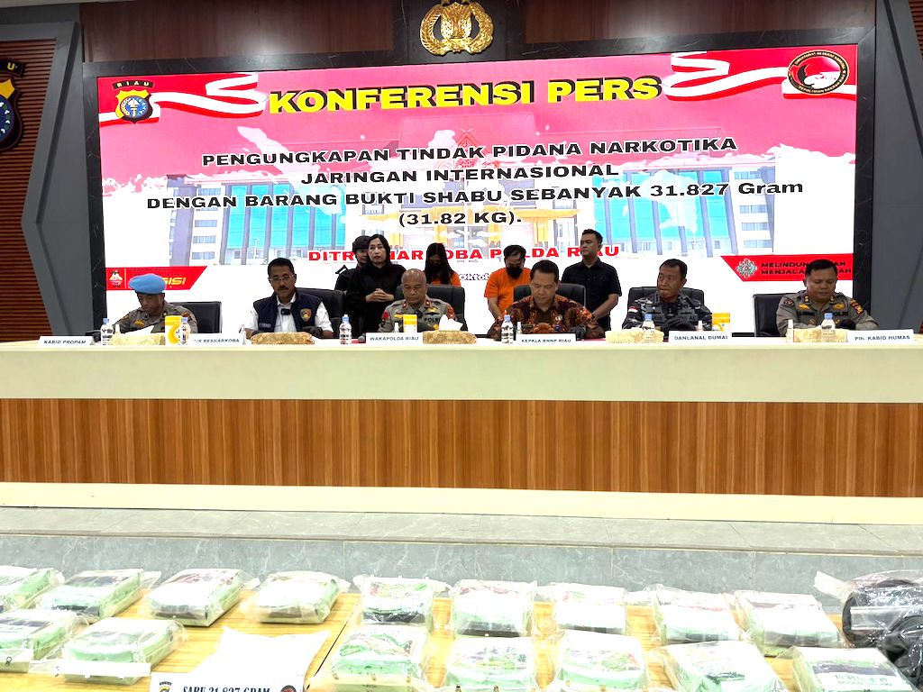 Sepasang Kekasih Bawa 32 Kg Sabu dari Malaysia Ditangkap di Dumai