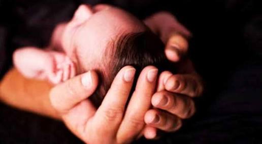 Heboh! Remaja Pria 17 Tahun Ini ‘Melahirkan’ Bayi Laki-laki