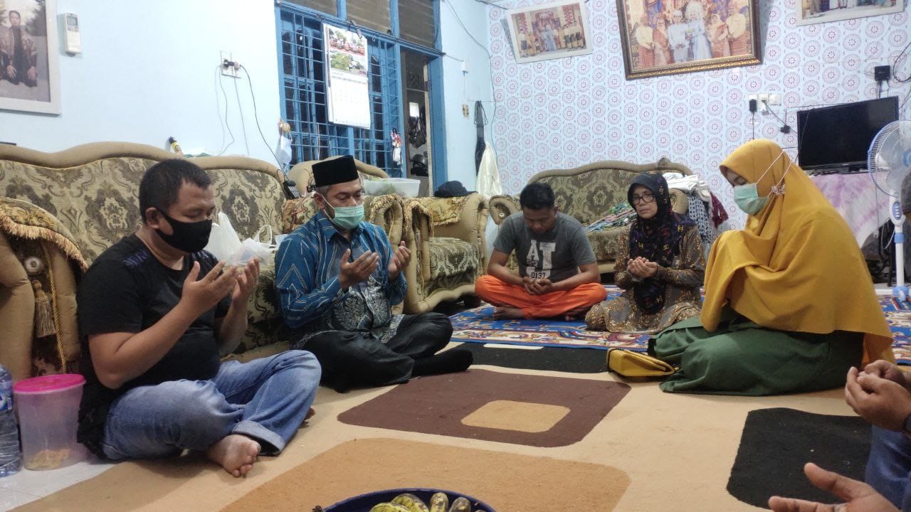 Turut Berduka Cita, Ketua DPRD Pekanbaru Kunjungi Rumah Putri Wahyuni Korban Sriwijaya Air SJ-182