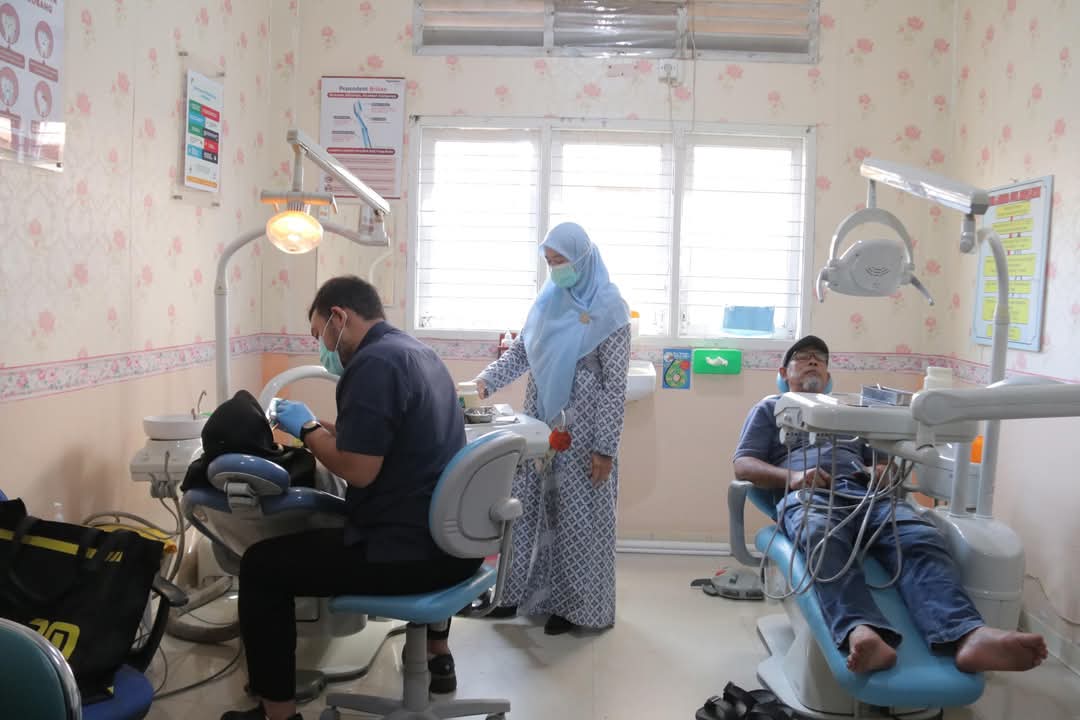 Kado Hari Jadi Pekanbaru, Ratusan Warga Mulai Pemasangan Gigi Palsu Gratis