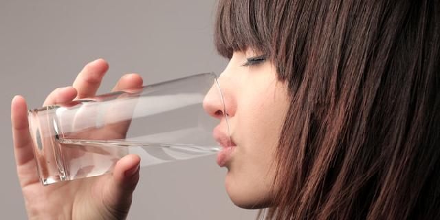 4 Keuntungan dari minum air putih setelah bangun tidur