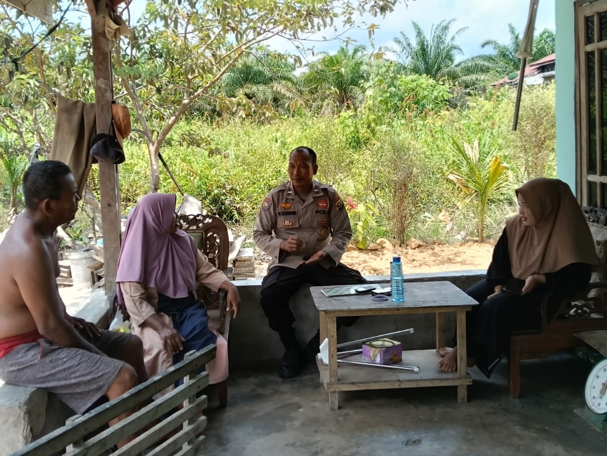 Bhabinkamtibmas Mesah Ingatkan Masyarakat untuk Ciptakan Situasi Kondusif dalam Pilkada 2024 di Rokan Hilir