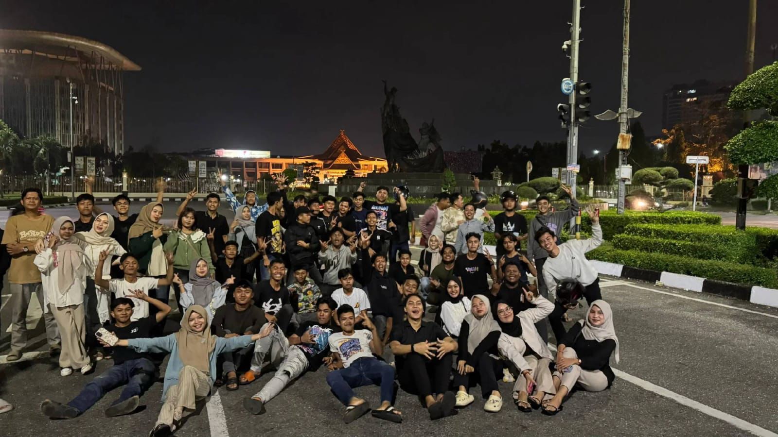 Tren Foto di Persimpangan Kota Pekanbaru, Estetik atau Berbahaya?