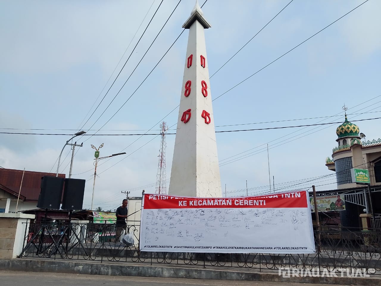 Spanduk Penolakan Relokasi Warga TNTN Terbentang di Tugu Proklamasi Cerenti