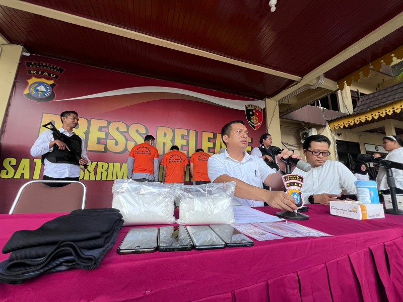 Dua Kurir Sabu yang Ditangkap Polresta Pekanbaru di Bandara Diupah Rp15 Juta
