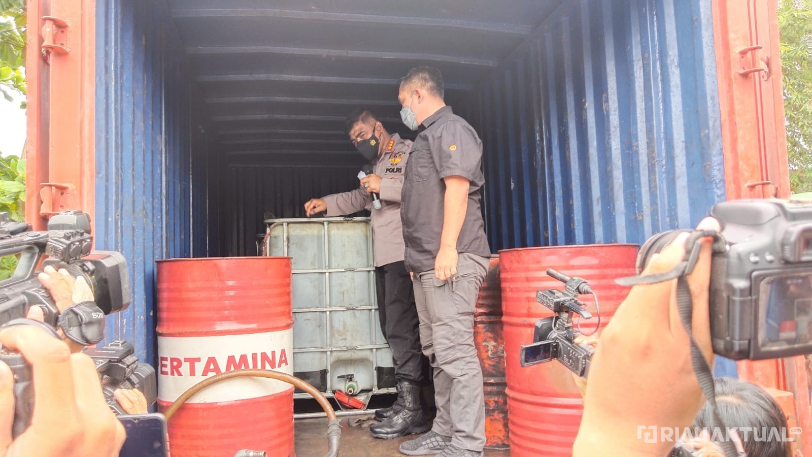 Polisi Tengah Buru Pemilik Gudang Solar Oplosan