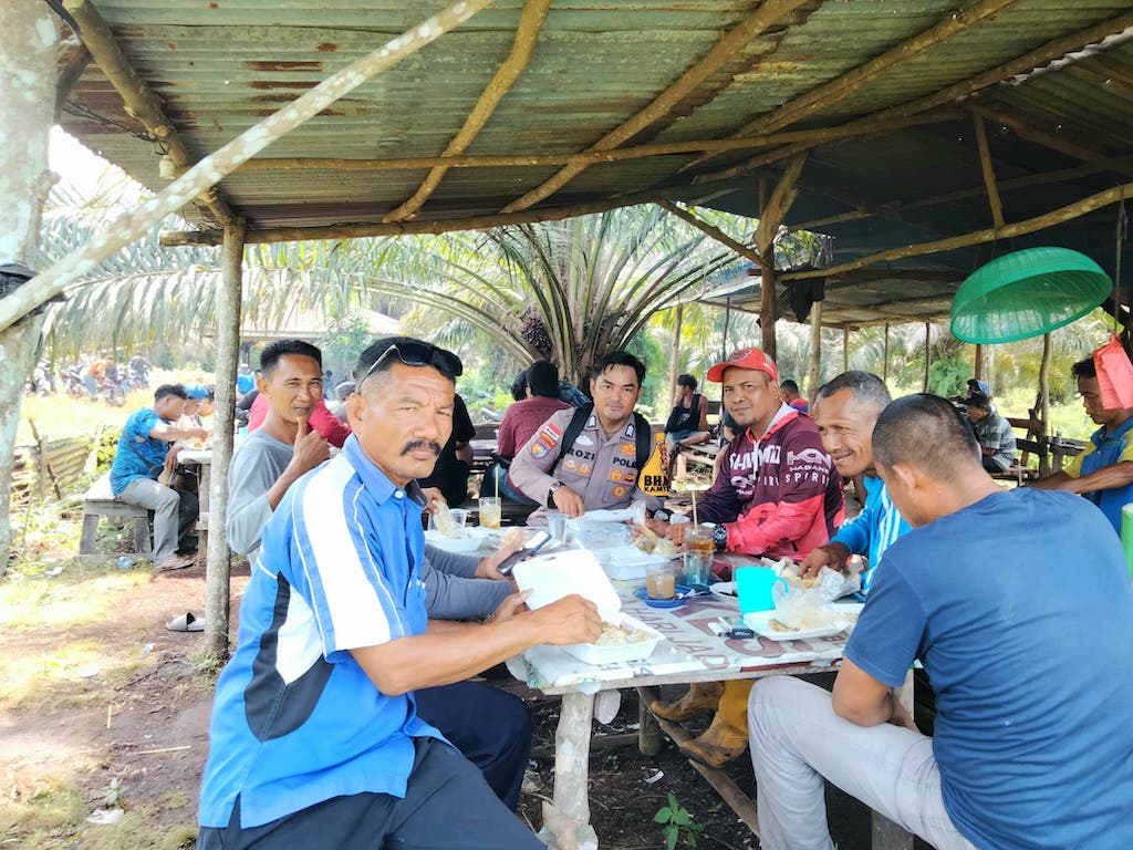 Bhabinkamtibmas Polsek Bengkalis Lakukan Cooling System Sambang Kelompok Petani Sawit