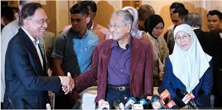 Mengejutkan, Mahatir Mundur, Istri Anwar Ibrahim Jadi Perdana Menteri Malaysia