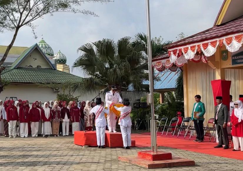Mahasiswa KKN Universitas Hang Tuah Ikuti Upacara Bendera di Desa Trimulya Jaya