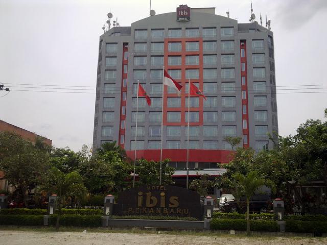 Nonton Bareng Berhadiah di The Purple Bar Hotel ibis Pekanbaru  
