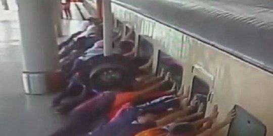 Mengerikan Seorang Wanita Tua Terjepit Kereta saat Berusaha Masuk Kereta